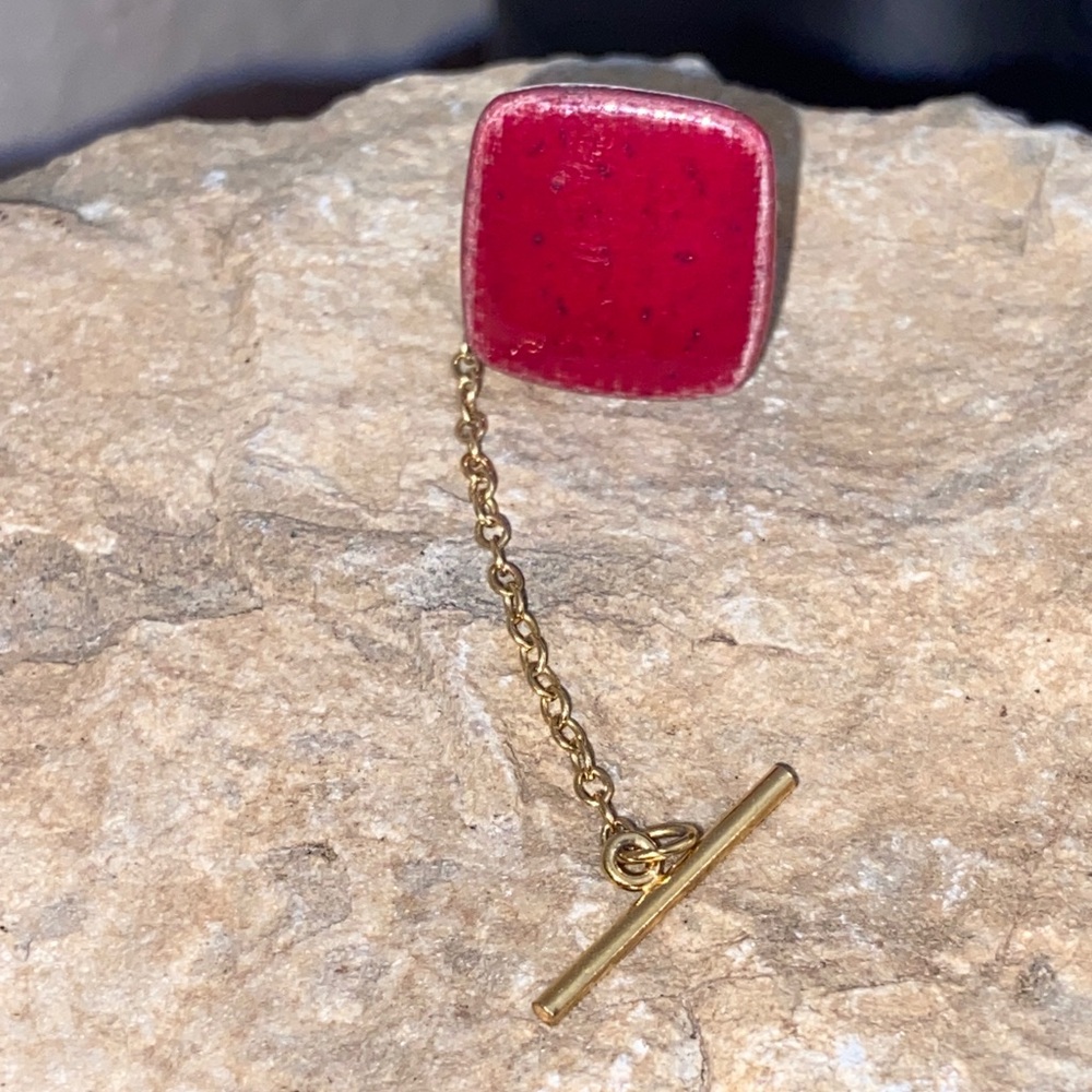 5/$10❤️❤️❤️Vintage Burgundy Red Enamel Square Tie Tack with Chain